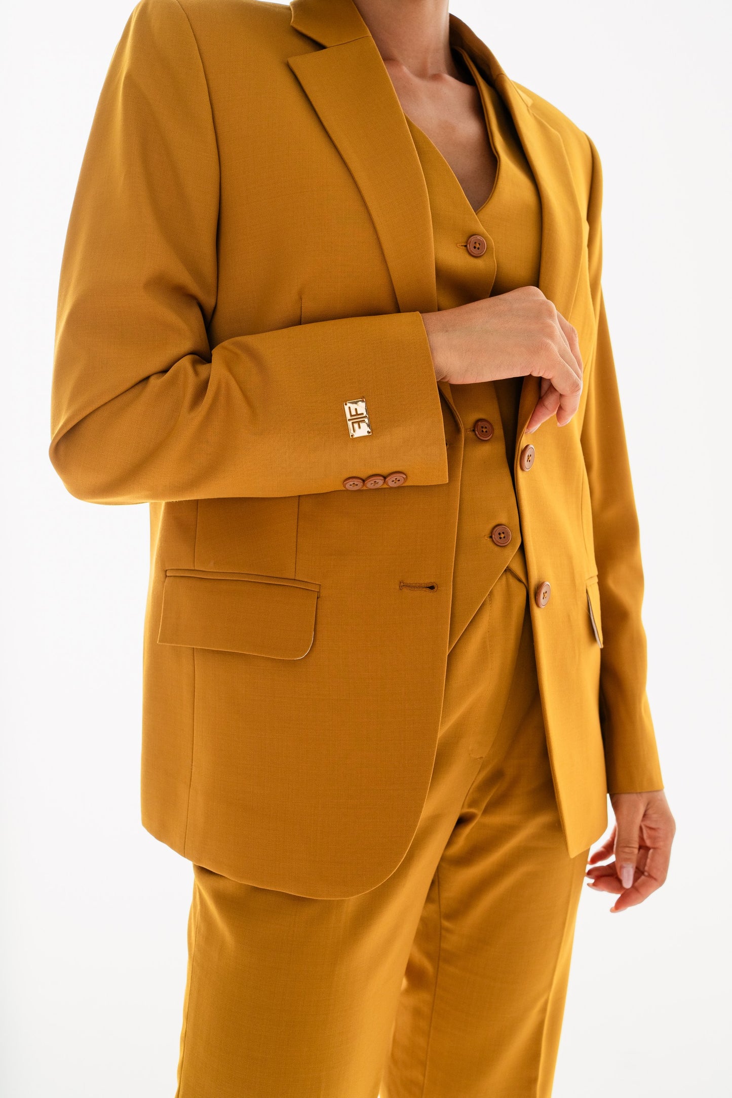 ‘SAMRA’  THE GOLDEN SANDS  (Jacket)